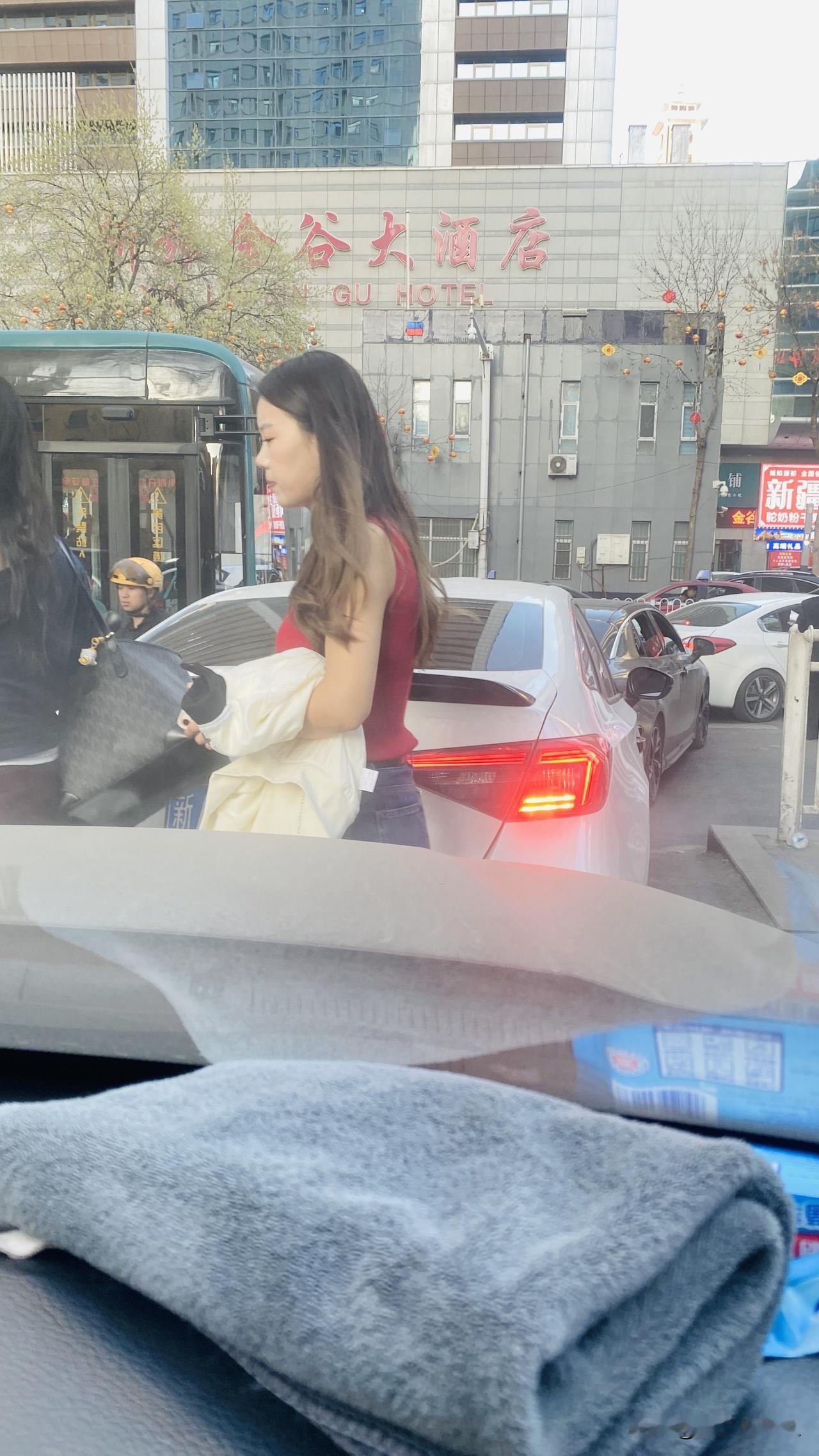 今天感觉乌鲁木齐的人好像都到小西门来了。

从地下车库出来，十几分钟都没有挪到路