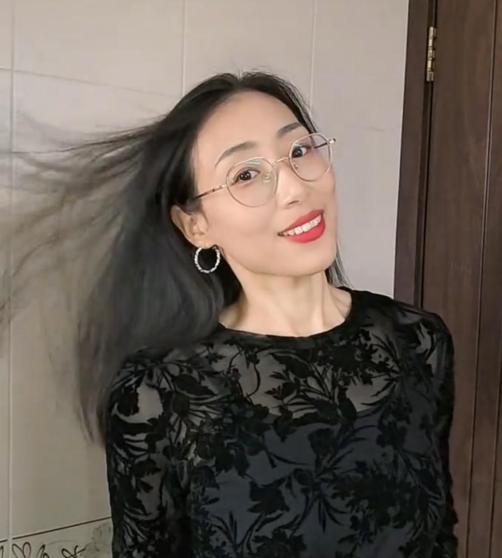 自信微笑，散发迷人魅力！