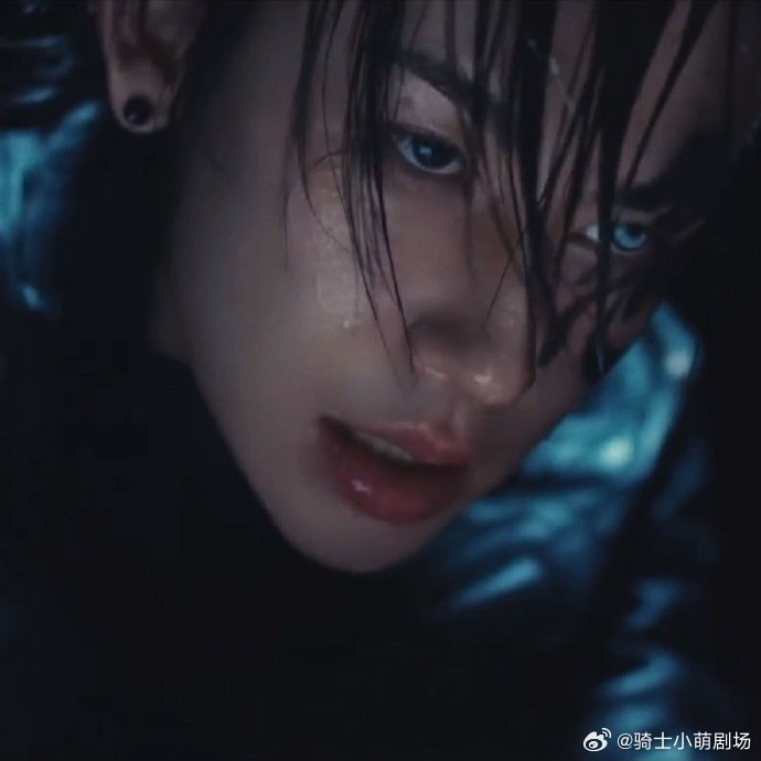 小鬼新歌有MV小鬼顶级阴湿男鬼味完全沉浸在音乐世界里，跳出固有审美框架，MV画面