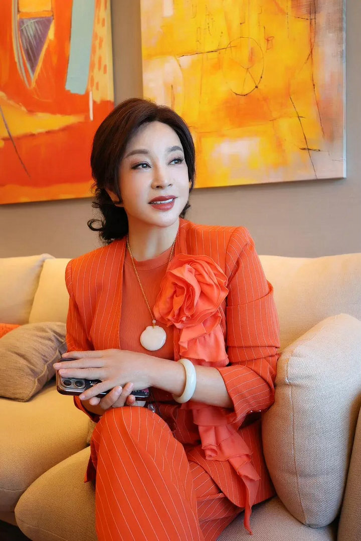 刘晓庆大女主状态的人间清醒 什么叫真正的大女主？刘晓庆就是行走的教科书。红极一时