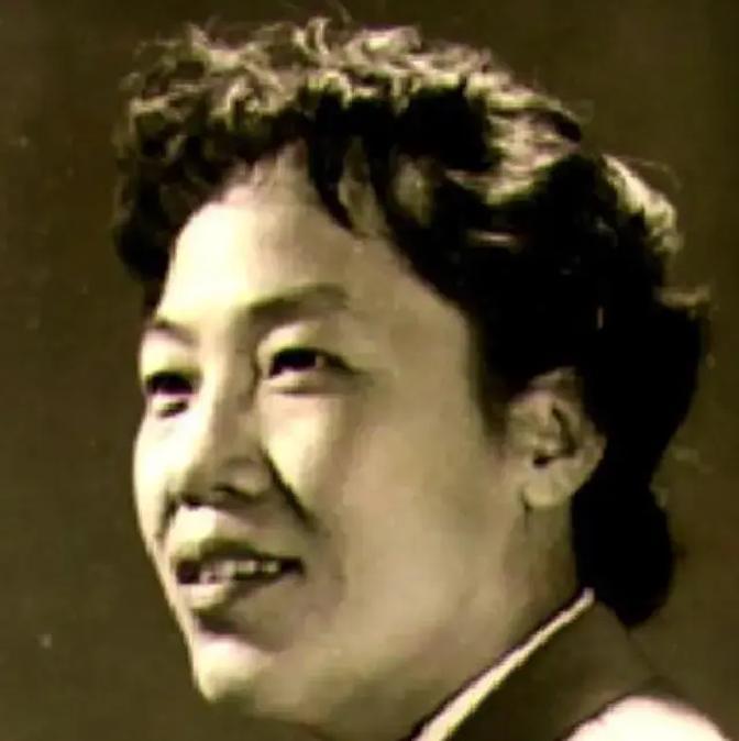 91岁老戏骨清晨五点弯腰在八一厂门口翻垃圾桶，一句“前方打仗呢，别耽误军情”瞬间