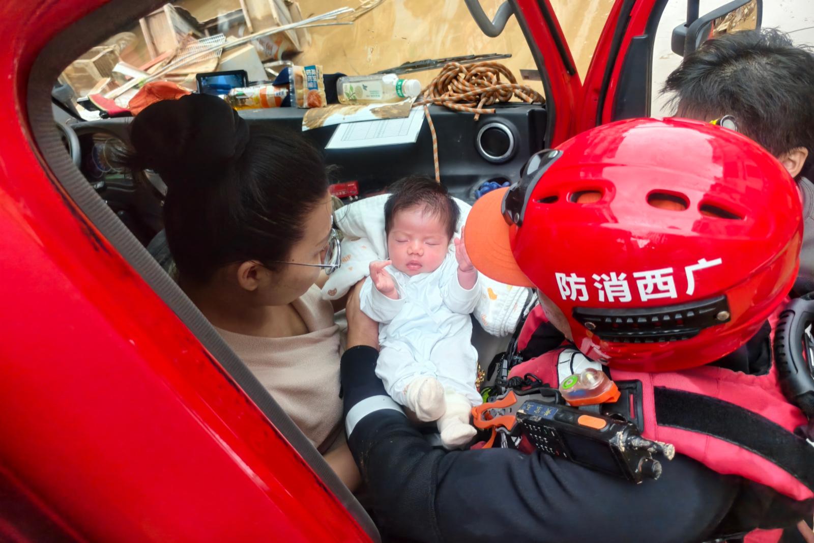 暖心！消防救援人员护送新生宝宝脱险