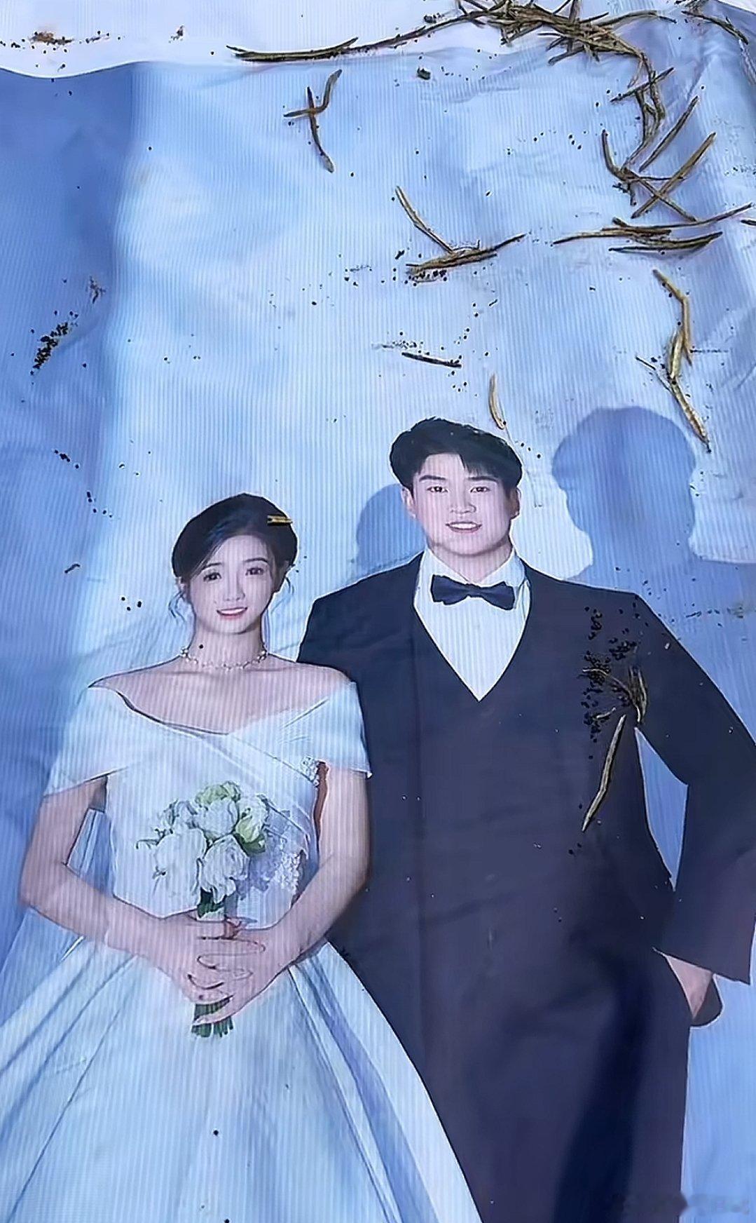 此刻二百块的海报瞬间值了一百五，婚姻也更形象化，浪漫不都要隐于尘烟，务实更贴合平