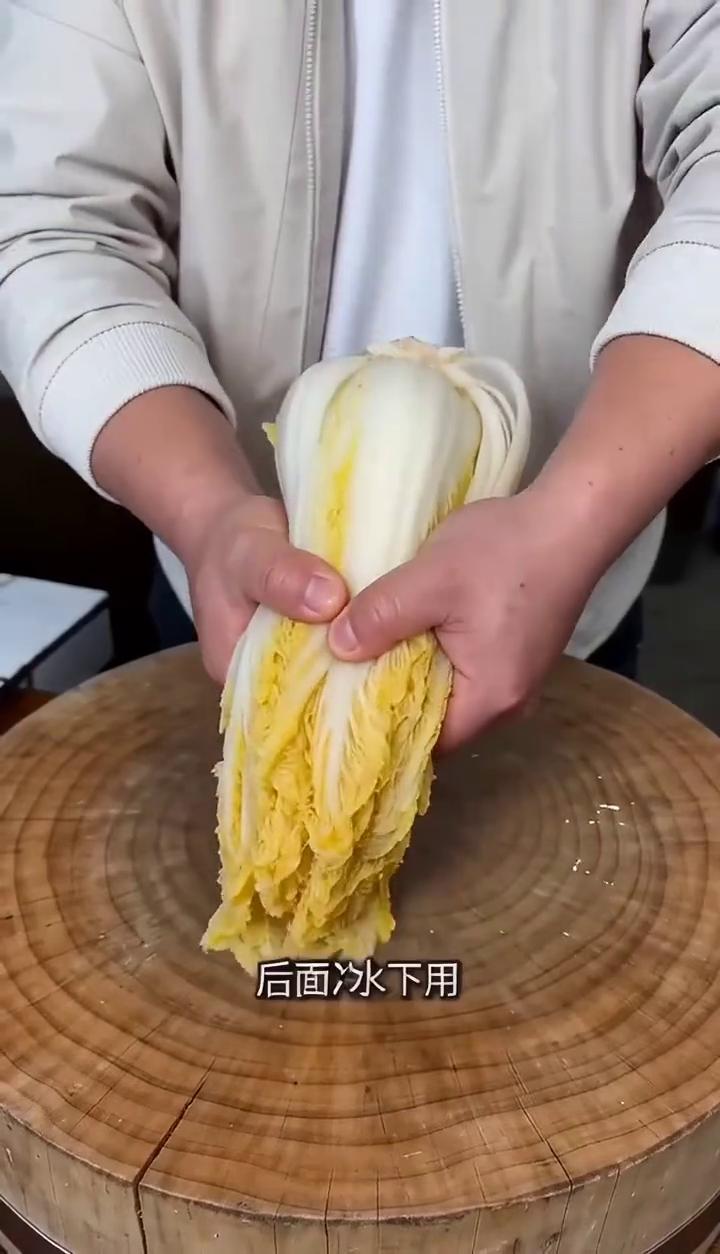 家人们，东北过年必吃的杀猪菜，在家做比饭店还香，今天手把手教你。
·血肠冷水下锅