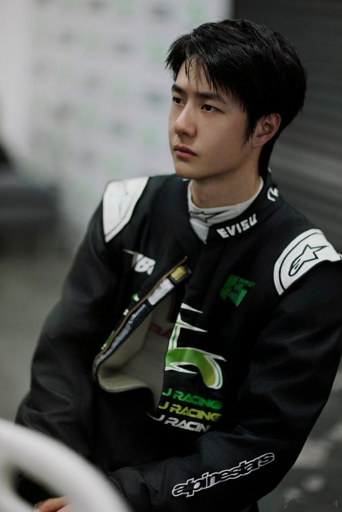 #王一博又穿上85号赛车服##王一博工作花絮侧拍#王一博再度披上 85 号赛车服