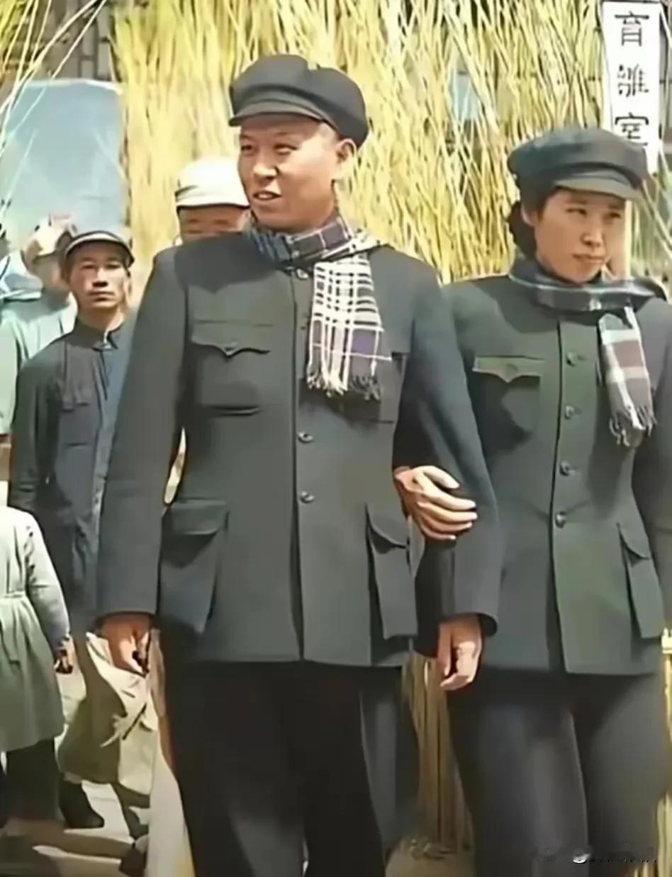 1948年，刘少奇和王光美在延安西北坡结婚。年轻时的两位新人身材靓丽，从头到足都