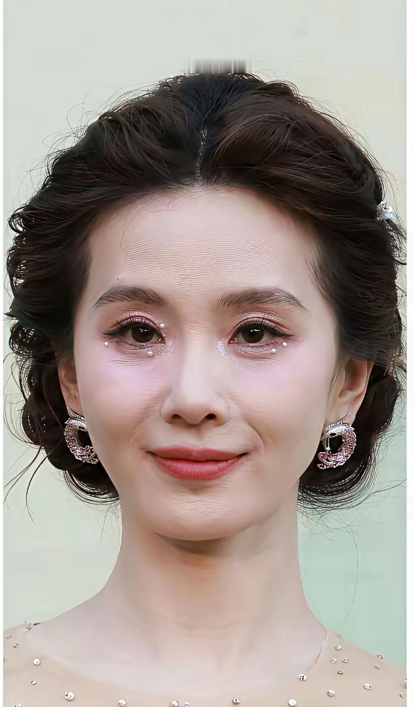 妈妈看着更加从容优雅，一看就是生活安稳，顺心顺意，可诗诗看着就很憔悴，无论是眼神