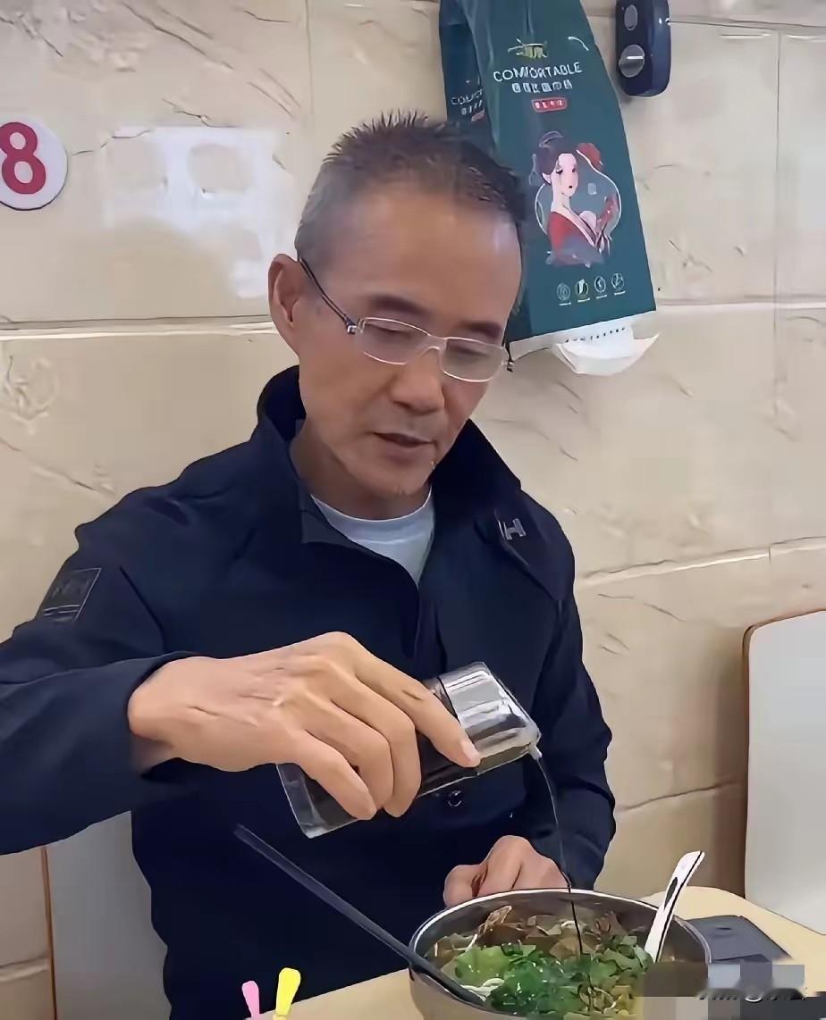 王石深夜冲上热搜，不是因为万科，而是因为一碗26元的牛肉面。
很多人看不懂：75