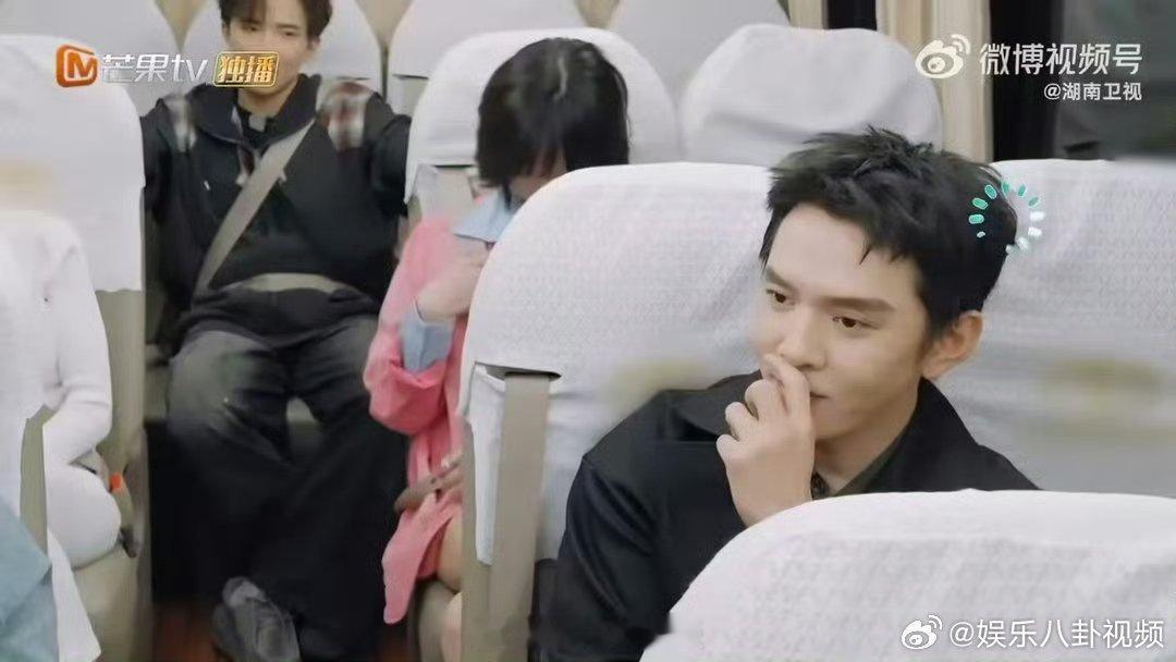 尚雯婕想当李佳琦英语家教李佳琦国外沟通犯难，尚雯婕火速上线要当英语家教，专业对口