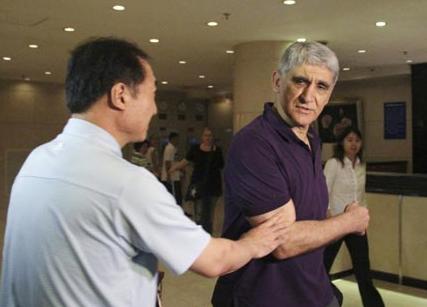 你可能没见过这样的场面：众目睽睽之下，国家队主帅当众拨开上前致意的篮协工作人员，