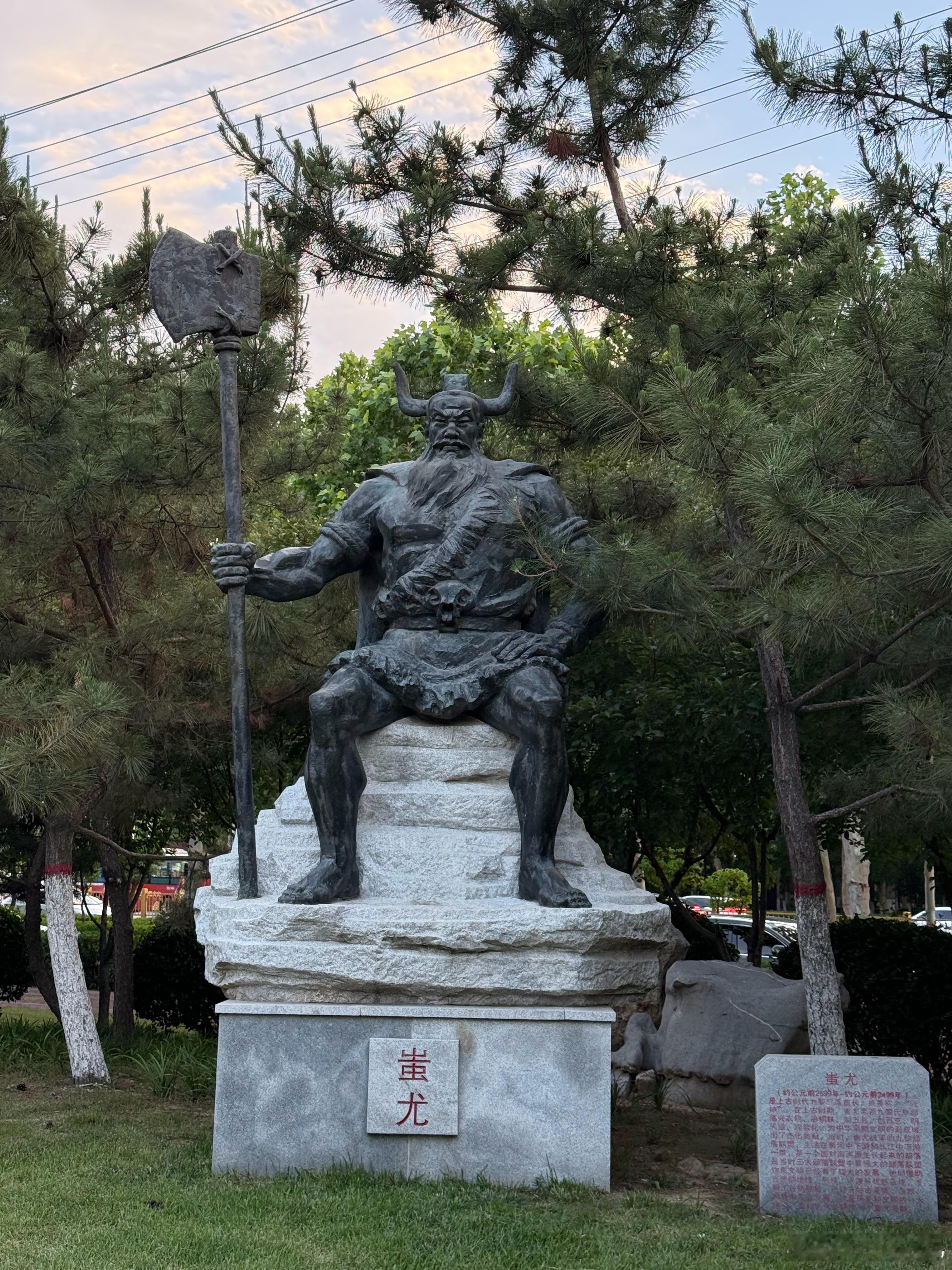 山东聊城。今天吃完晚饭后，在阿尔卡迪亚温泉酒店西边散步的时候拍到的路边的一个雕像