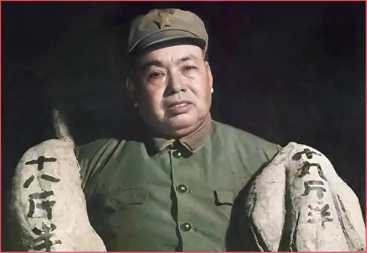 许世友从1942年开始，担任胶东军区司令员，在抗日烽烟中，结下了与胶东人民的深厚