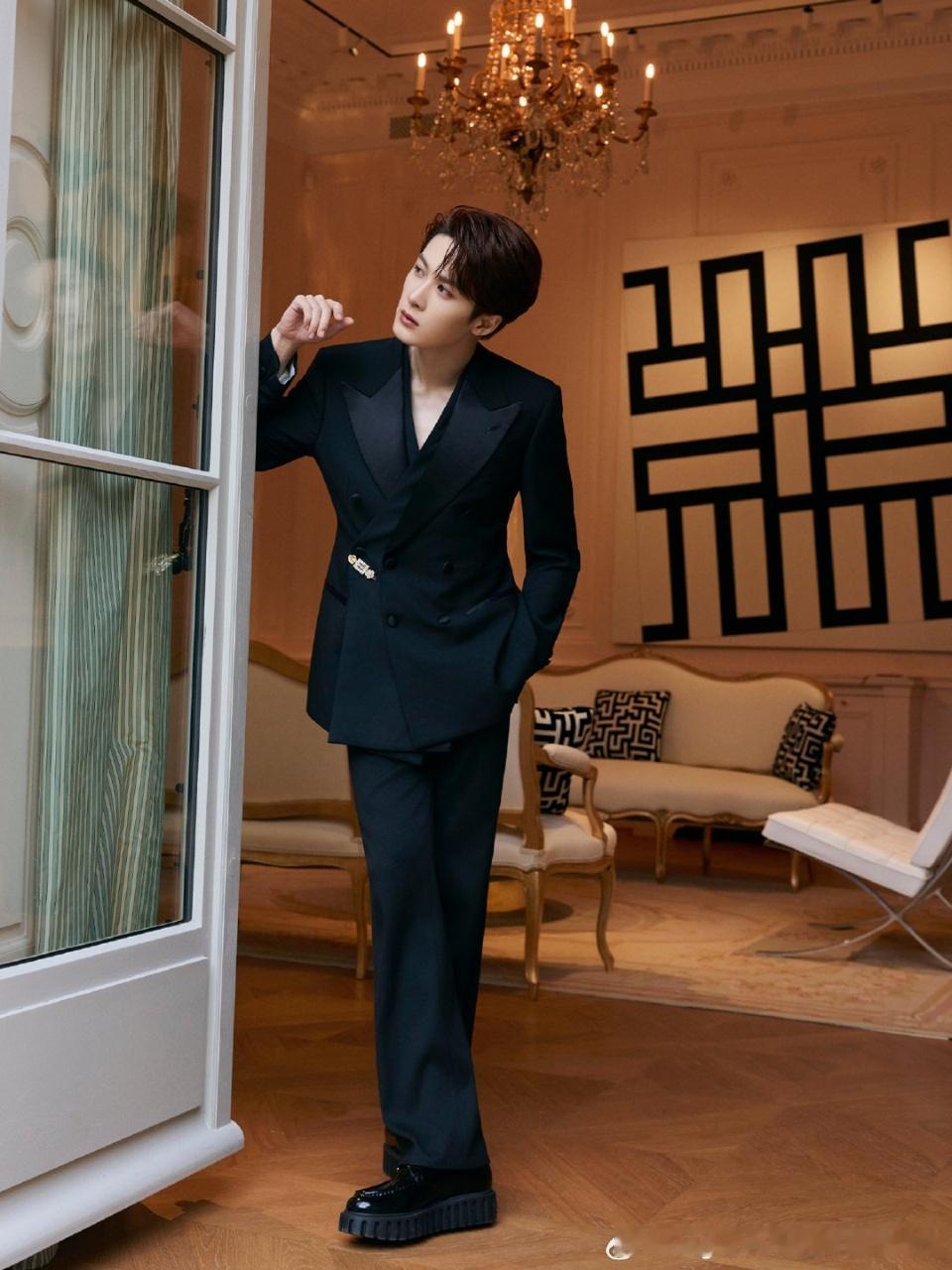 娱乐檀健次剧组工作安排到9月了檀健次很多新角色在路上檀健次剧组工作安排到9月了，