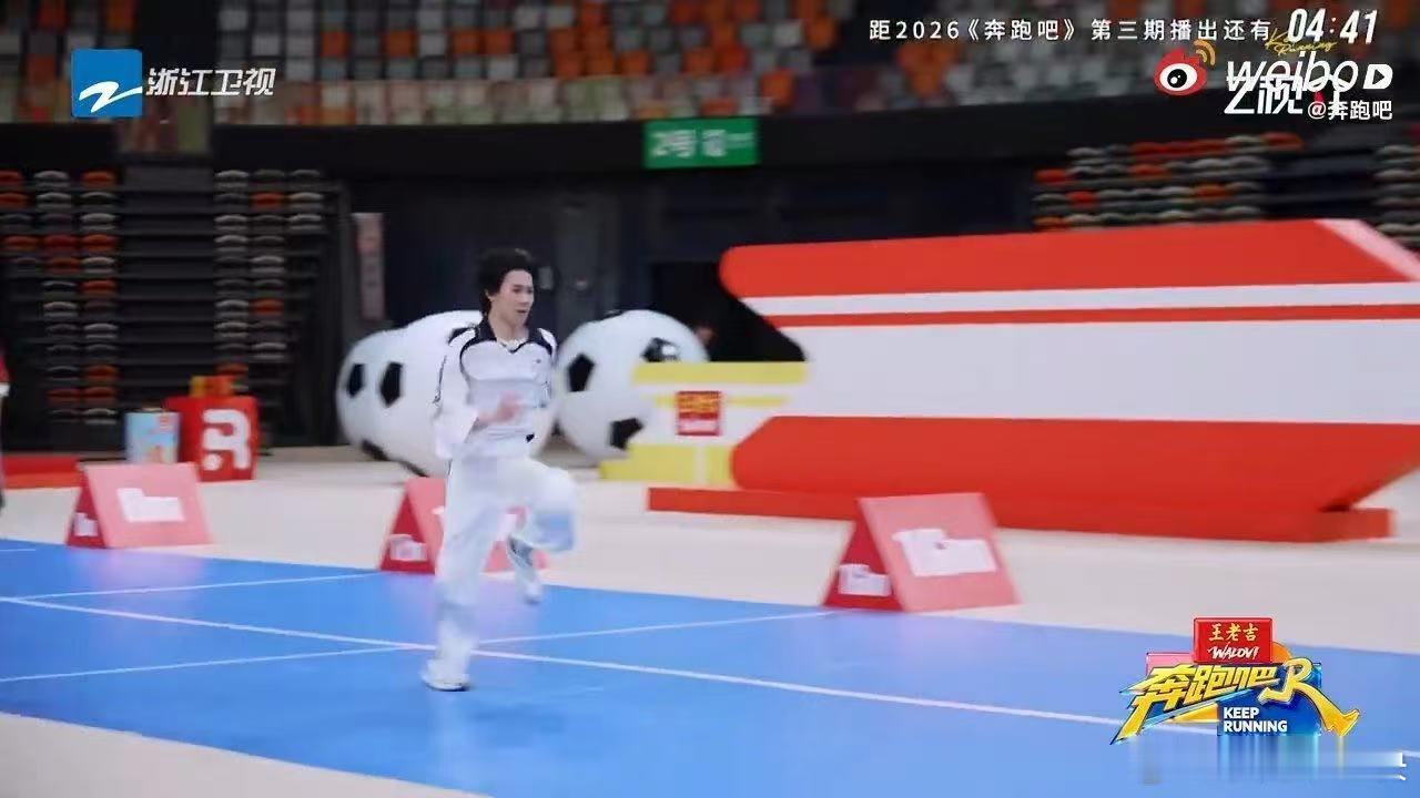 张真源快跑出残影了 60米冲刺赛道上张真源气场全开，开局瞬间找准节奏全力冲刺，奔