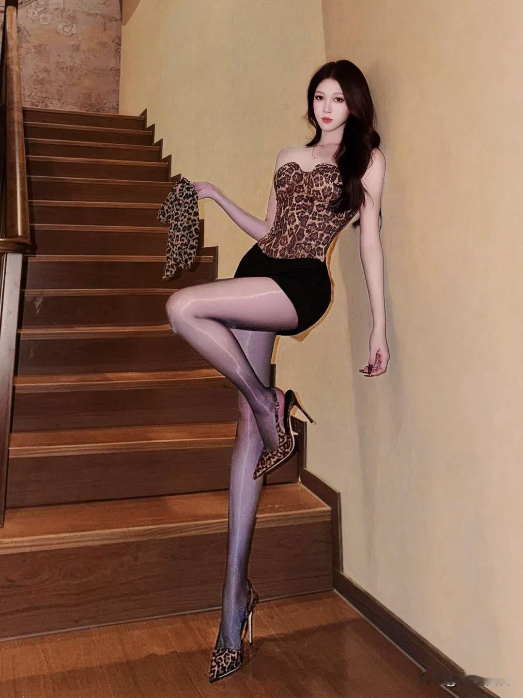 优雅豹纹连衣裙，楼梯上的时尚大片！气质穿搭怎么穿才恰到好处?