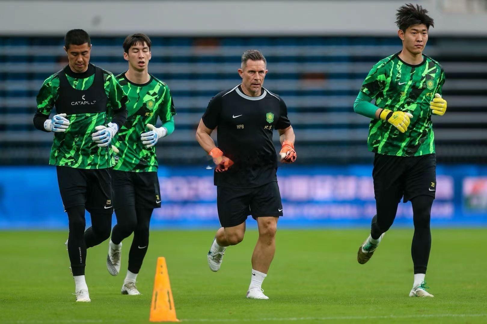 北京国安深圳新鹏城vs北京国安 国安守门员教练汉斯：“过去几周，我们的守门员团队