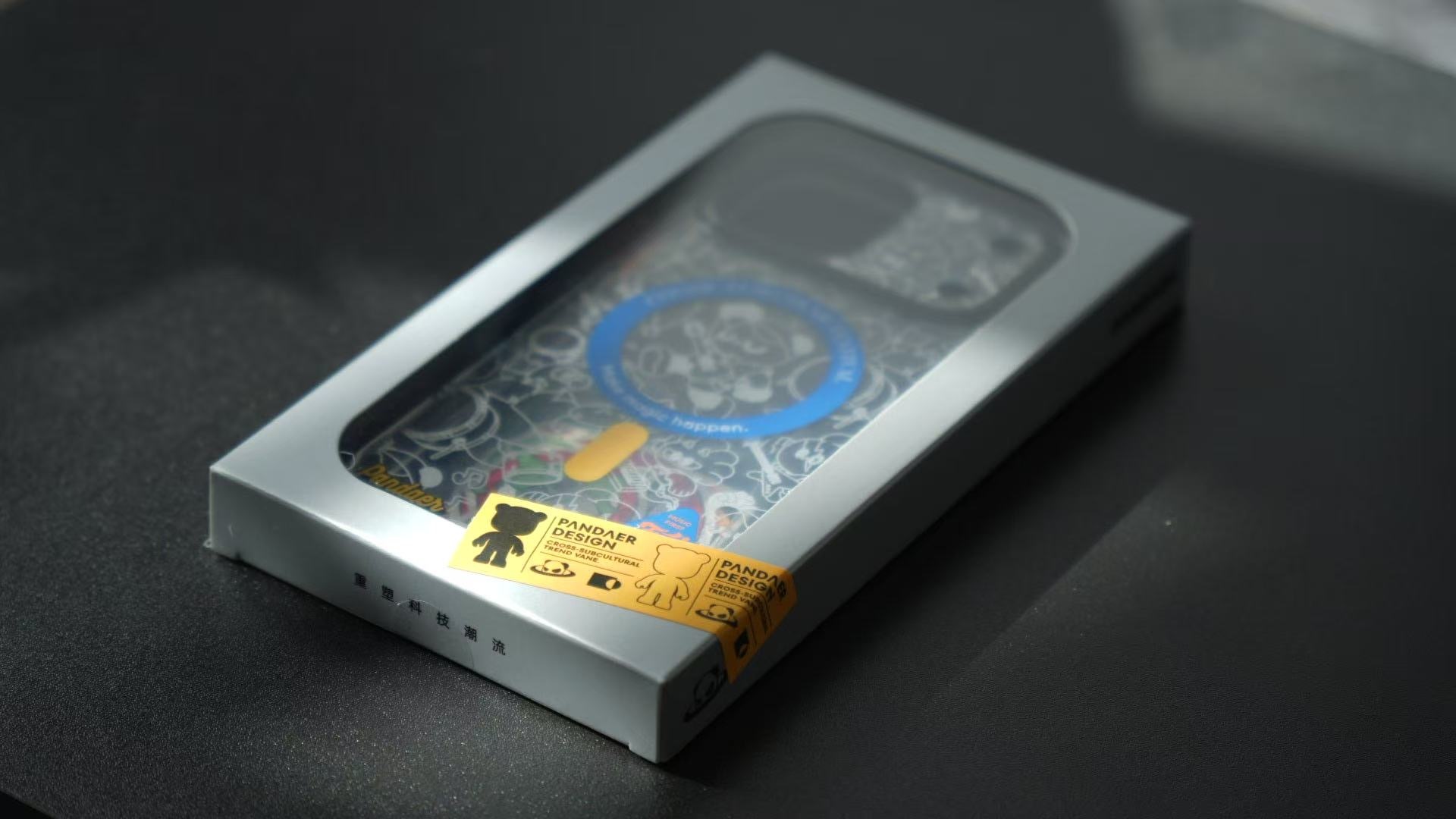 最近也是收到了魅族Pandaer系列的手机壳，整个壳子以透明壳为基础，外观用了各