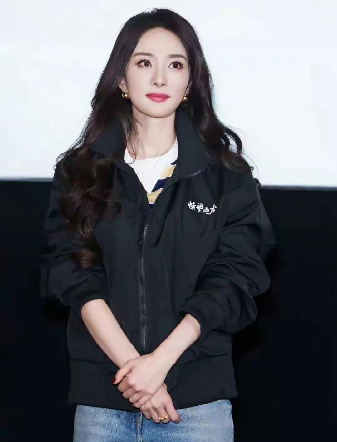 发型翻车现场！杨幂黑长直刘海把“天鹅颈”都藏没了
 
谁能想到，明艳大气的杨幂也