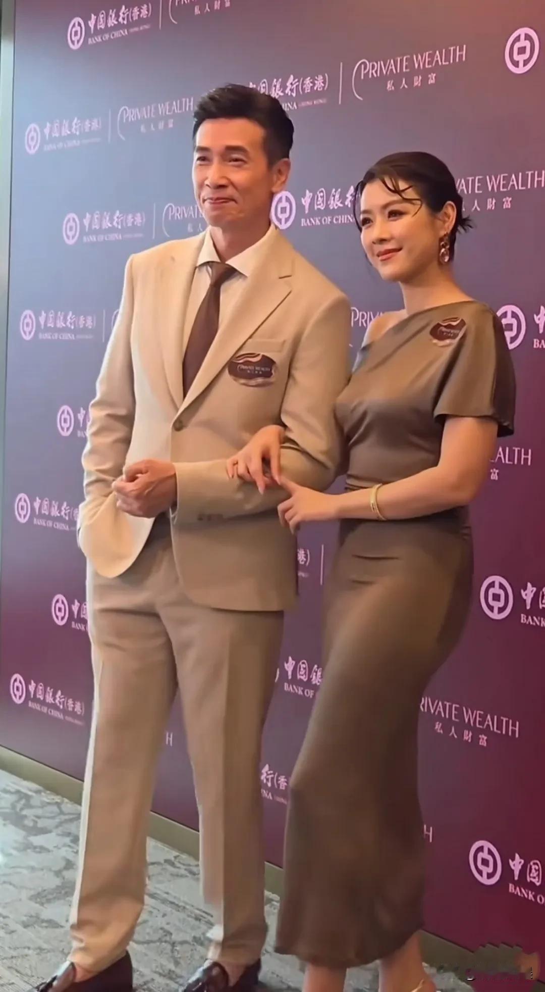 真夫妻就是好嗑！
陈豪和陈茵媺一起出席活动，夫妻俩穿着情侣色，好养眼。
55岁的