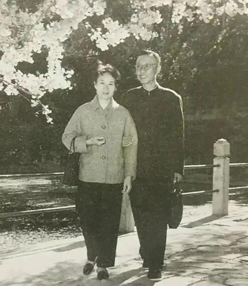 溥仪和妻子李淑贤的合影。照片中，溥仪主动挽着妻子的手走，没想到曾经的皇帝，也甘愿