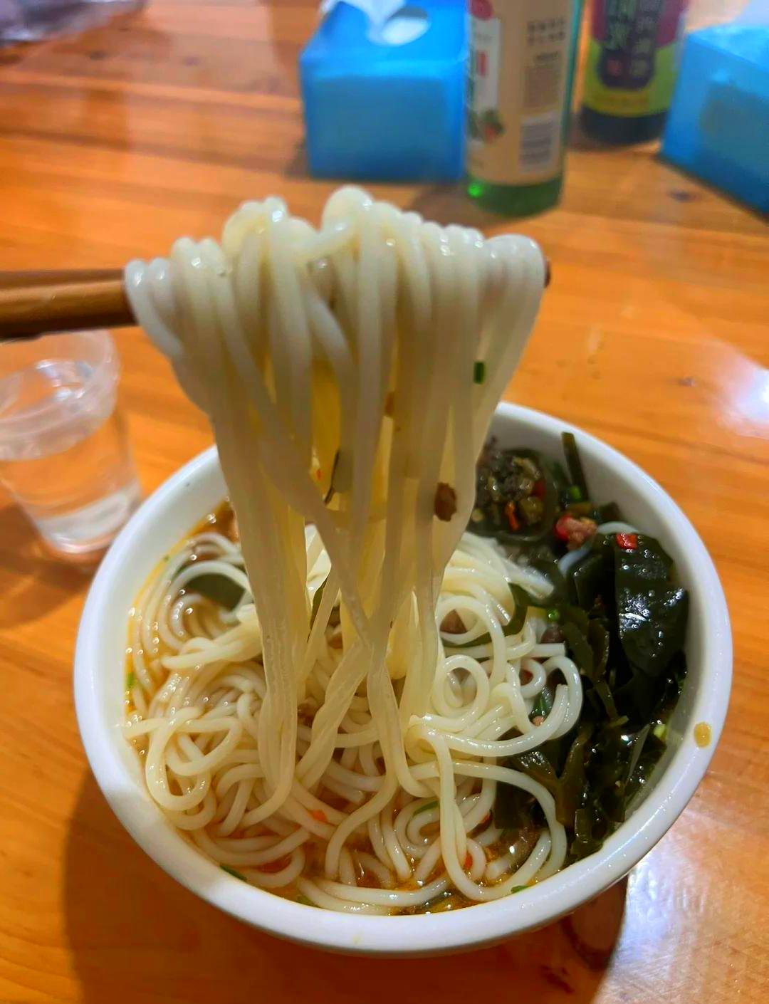 端午发源地之一，湖南汨罗早餐吃什么？
湖南汨罗早餐：
1、现炒码子米线、铁六处香