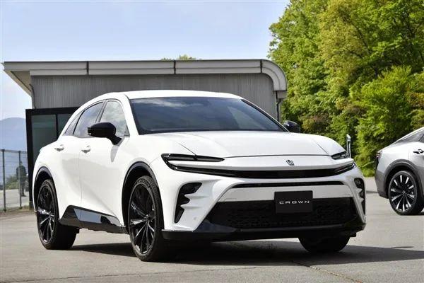 全新丰田皇冠Sport来了，据说国内卖40万左右，大家会考虑吗？不过值得一提的是