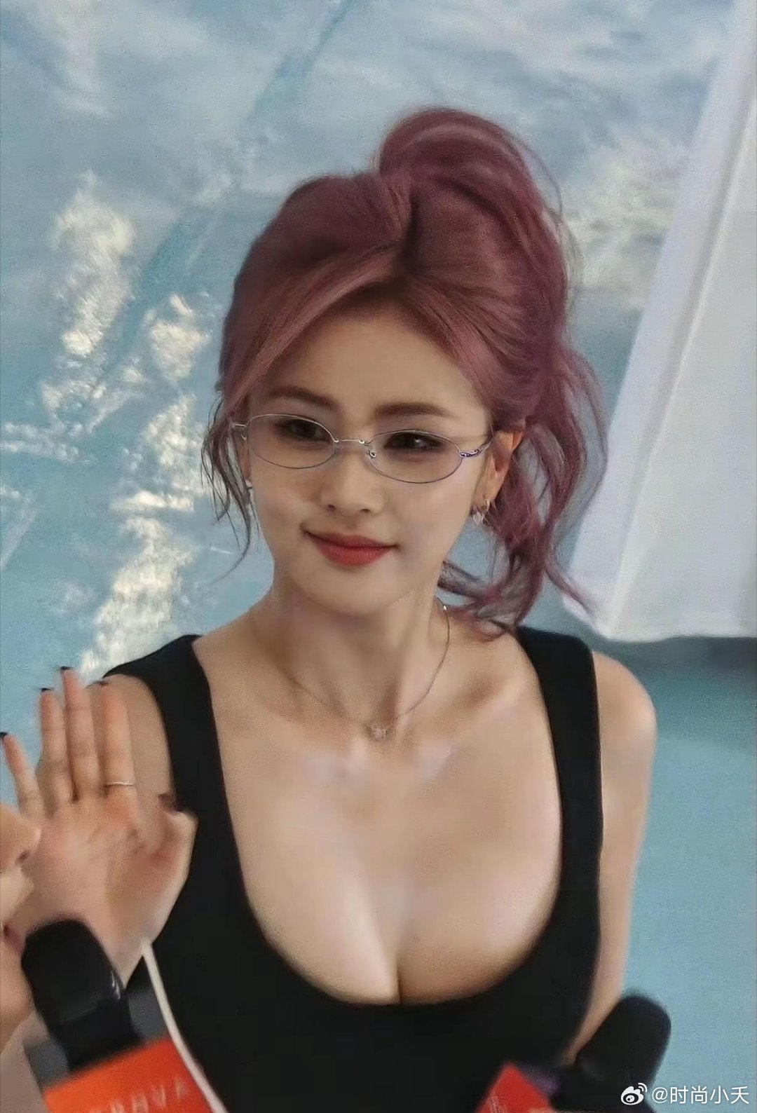 戴上眼镜的白鹿老师好有画面感。 