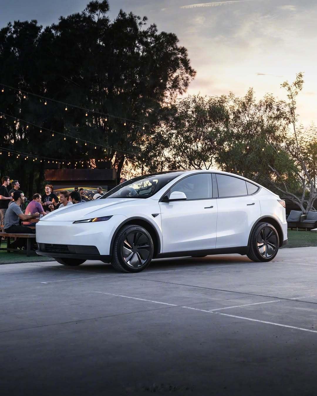 精简版ModelY售价 特斯拉同时推出了廉价版Model Y和廉价版Model 