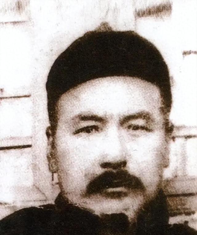 1958年，甘肃河州街头，一个62岁的老头逢人就拍胸脯："我当年可是陇南的司令！