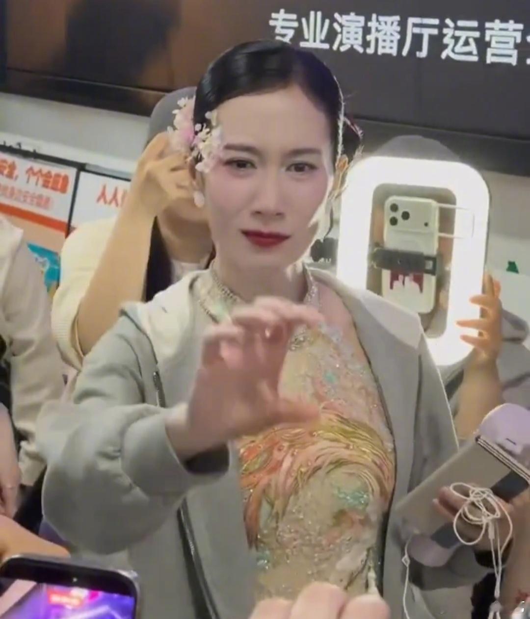 温峥嵘下班也一直在哭着饭撒 姐姐一公结束离场时一边落泪一边坚持与粉丝互动，大家也