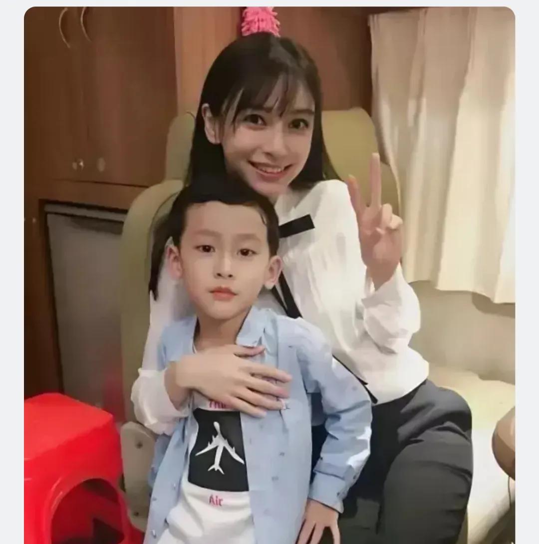 黄晓明的老婆和儿子，儿子五官像妈妈精致，脸型又像爸爸，我觉得小海绵像爸爸多一点，