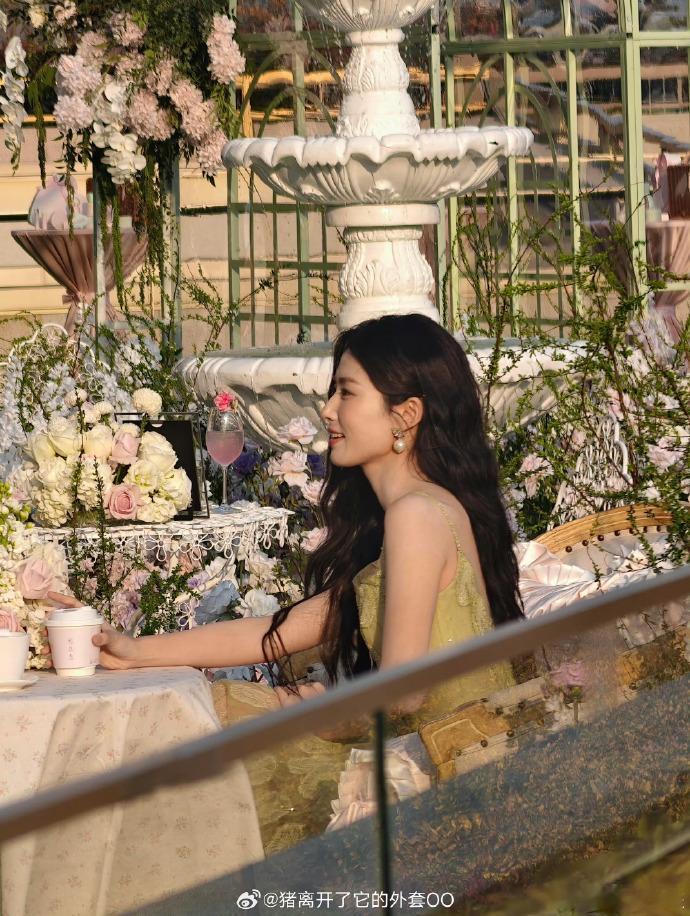 卢昱晓今日线下活动路透曝光，粉色连衣裙造型青春元气，清透妆容衬得皮肤透亮，眼神坚