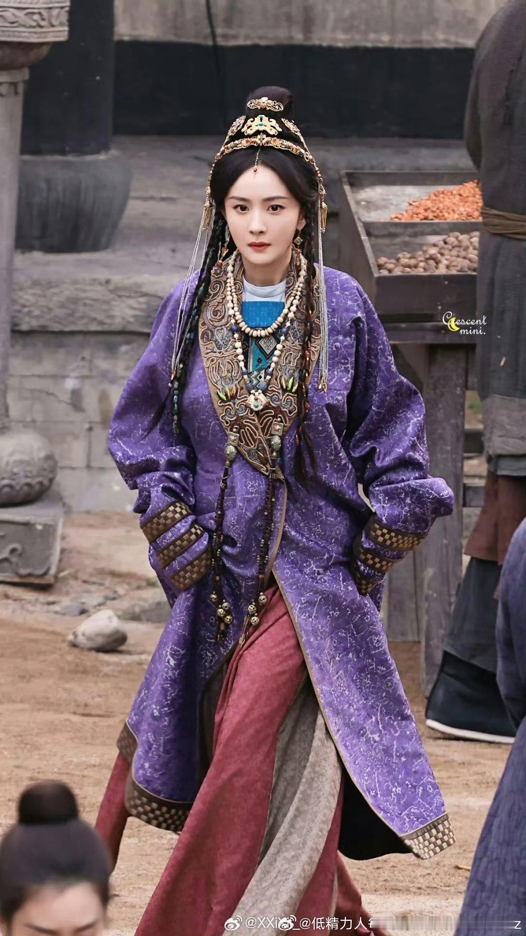 江山大同的衣服的质料看着真的很有钱觅的五官底子呢，大P一下也确实很好看