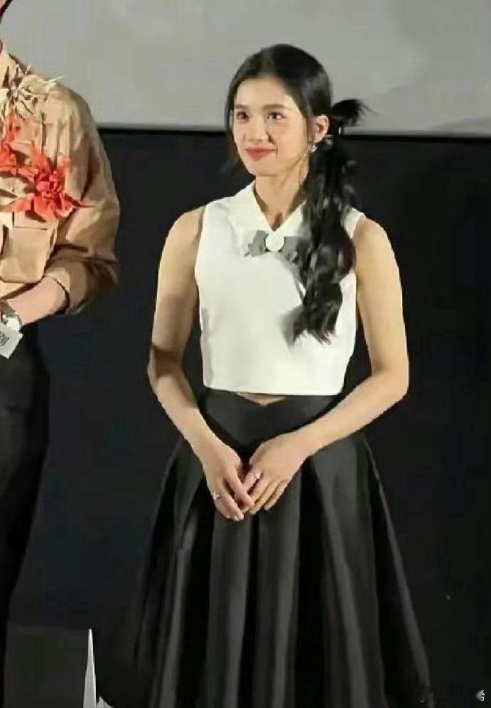 张婧仪的裙子是谁挑选的？ 