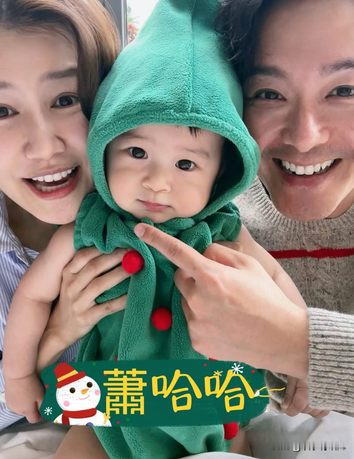 萧正楠与黄翠如的长子萧哈哈，今年是萧哈哈过第一个圣诞节，萧哈哈今天装扮一颗小小圣