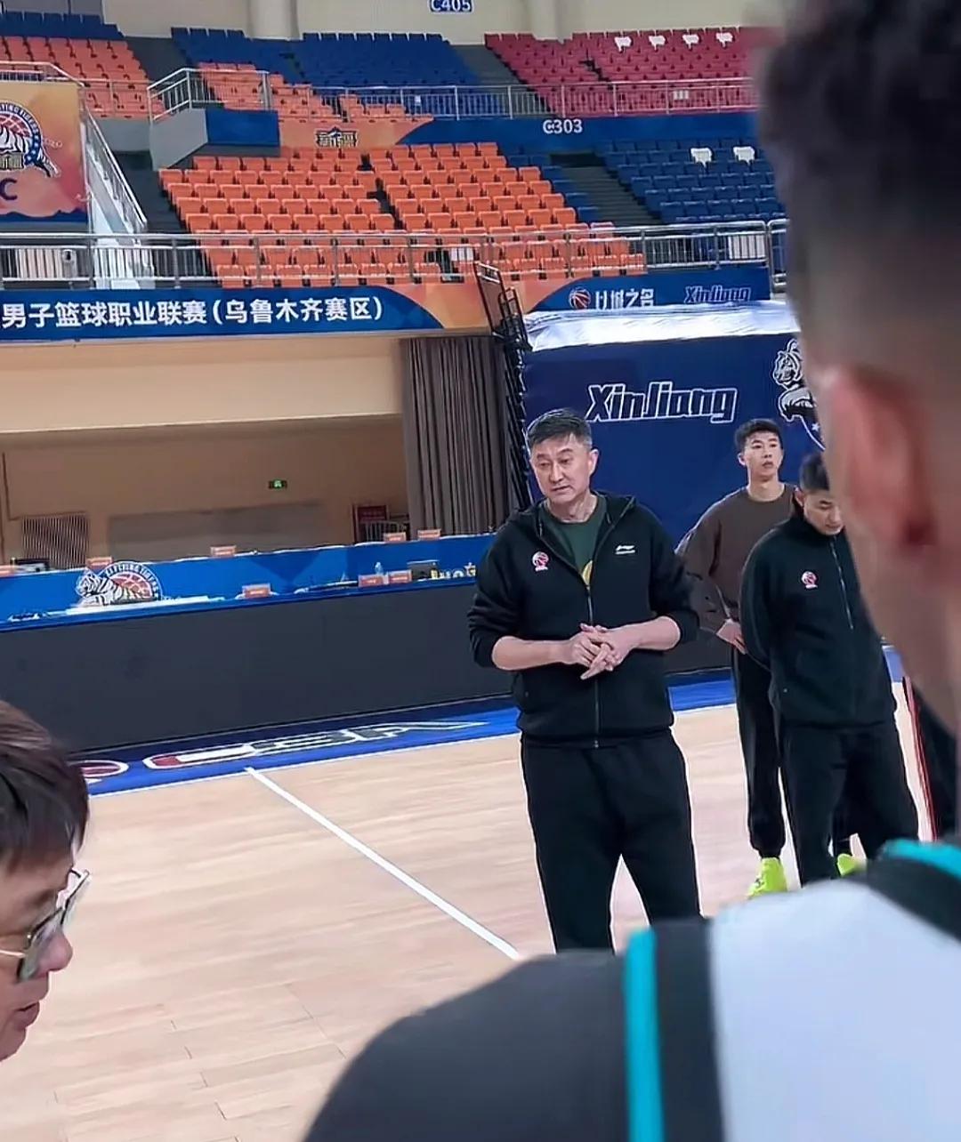 广东队在新疆踩场训练课上，杜锋口哨一吹，球员们聚拢过来，大家竖起耳朵，认真听书记