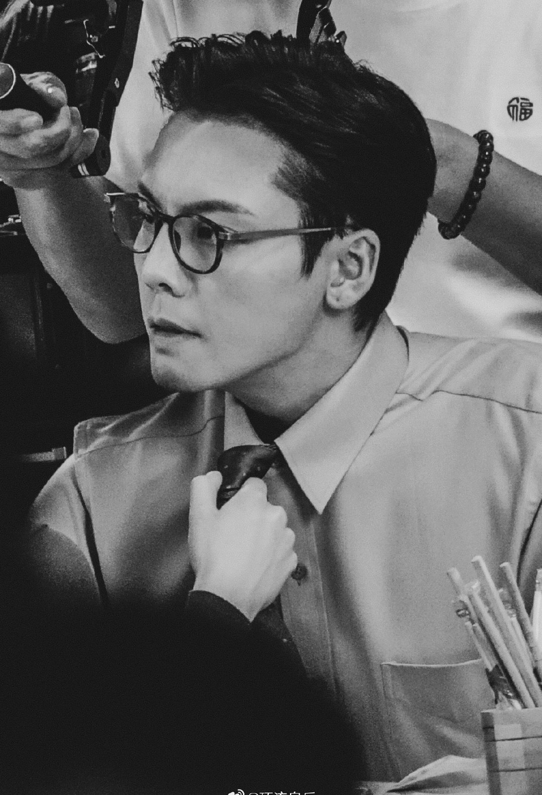 陈伟霆爱情慢慢路透性张力拉满 陈伟霆的性张力绝了，爱情慢慢路透捏住现女友的下巴，