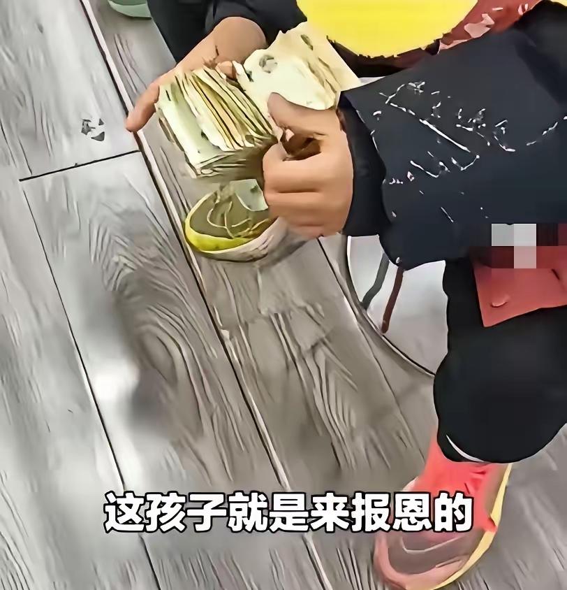 石家庄，一鞋店走进一个11岁男孩看鞋子，店主以为是陪父母在看没在意，当男孩拿着鞋