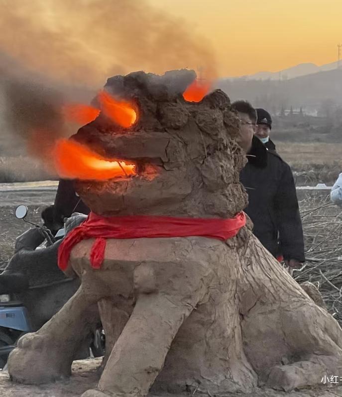 山西过年的特色可太牛了，别的不说，就那狮子喷火，简直绝了！
在山西，春节氛围本就