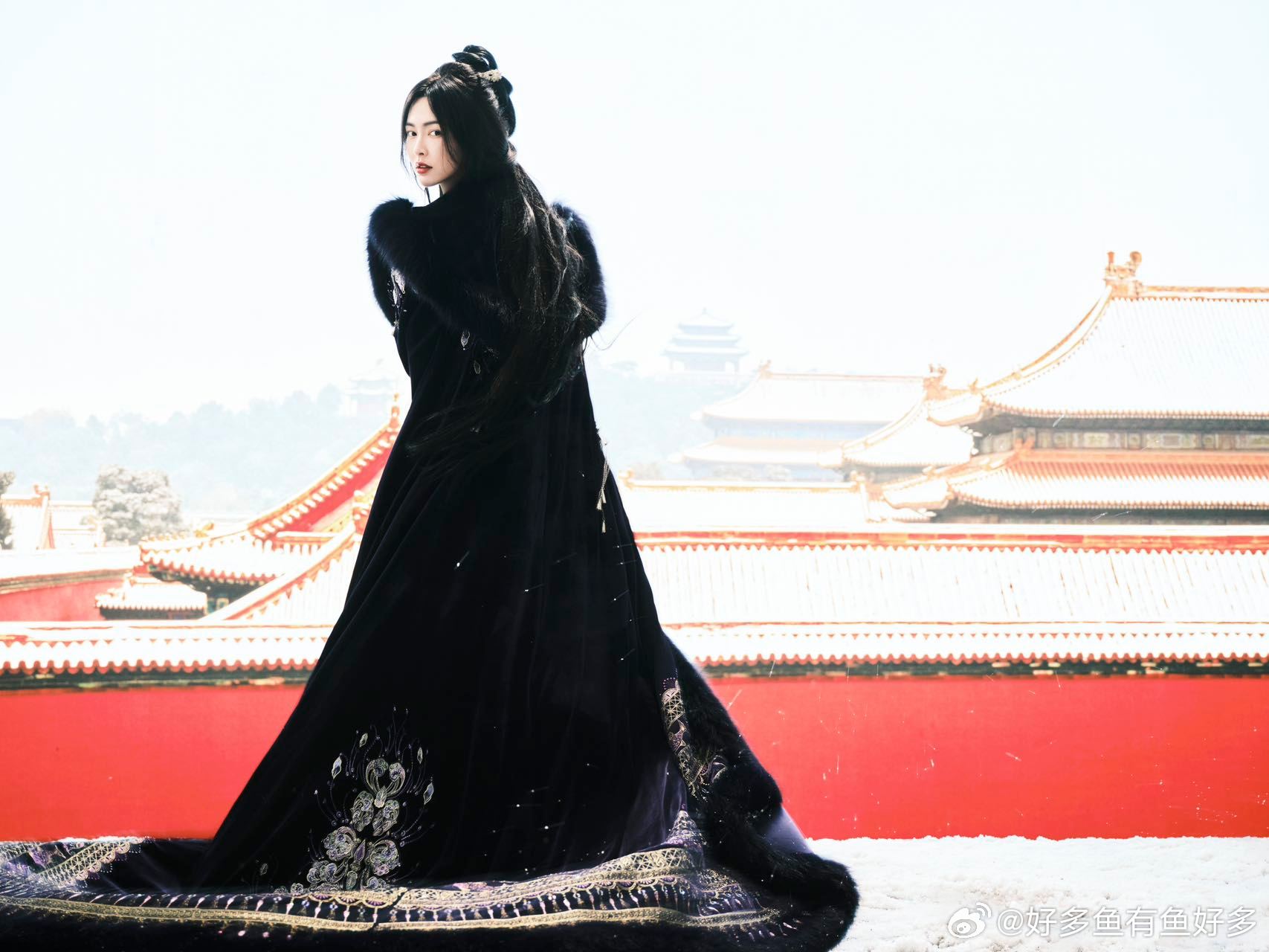 唐嫣清冷肃穆国风大片 雪中的唐嫣，一袭长袍勾勒出曼妙身姿，发丝随风轻扬。她目光如