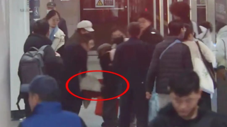 危急4分钟！南京地铁站内，警民合力救助晕倒女子