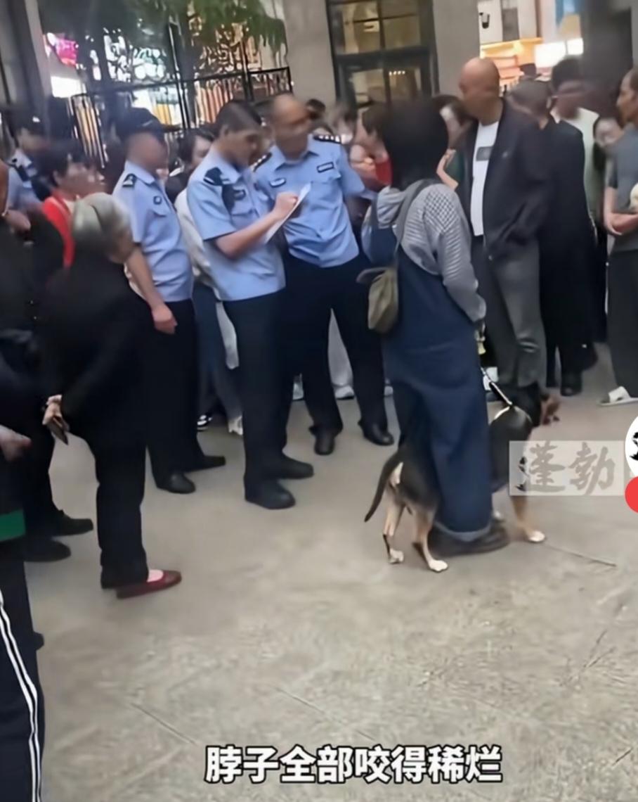 四川眉山狗咬人事件
养狗女子有个致命的错误
那就是出门遛狗，不是牵着绳子就行了，