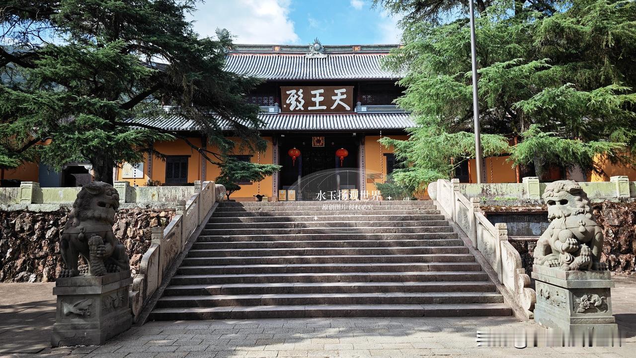 天童寺始建于西晋，算一算快一千七百年的历史，是禅宗五大名刹之一，在古代海外佛教交