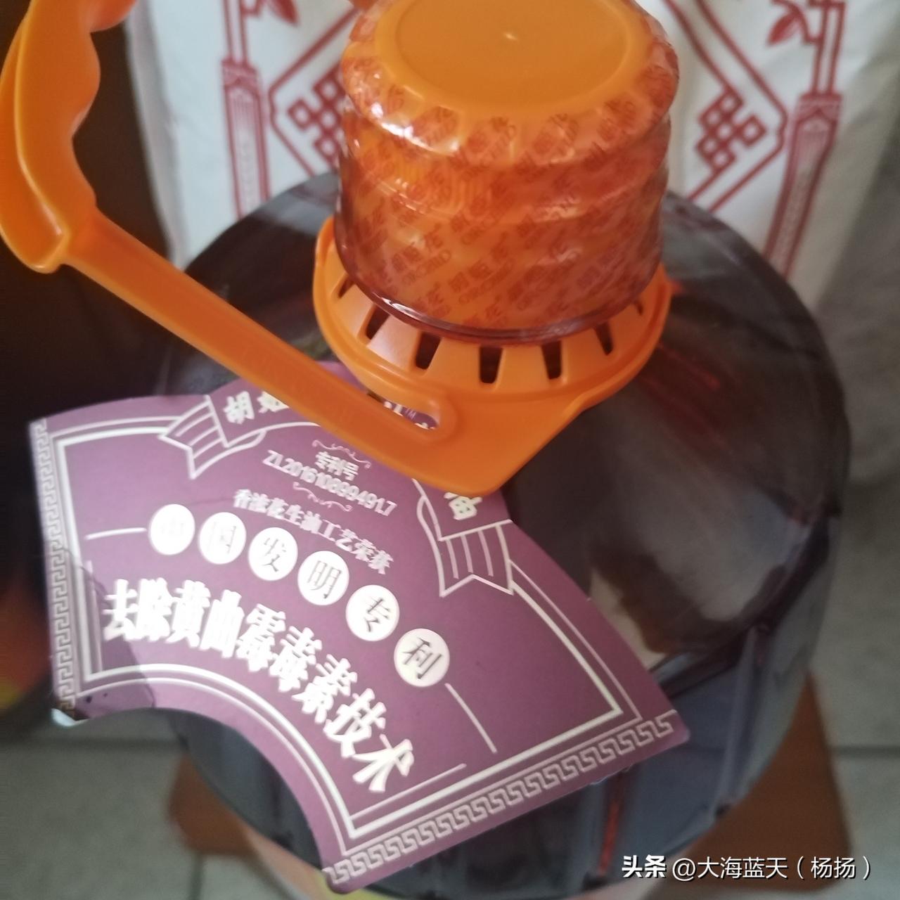 重阳节老伴的待遇来了
今天是重阳节，老伴的原单位为退休职工发放了慰问品都是实用的