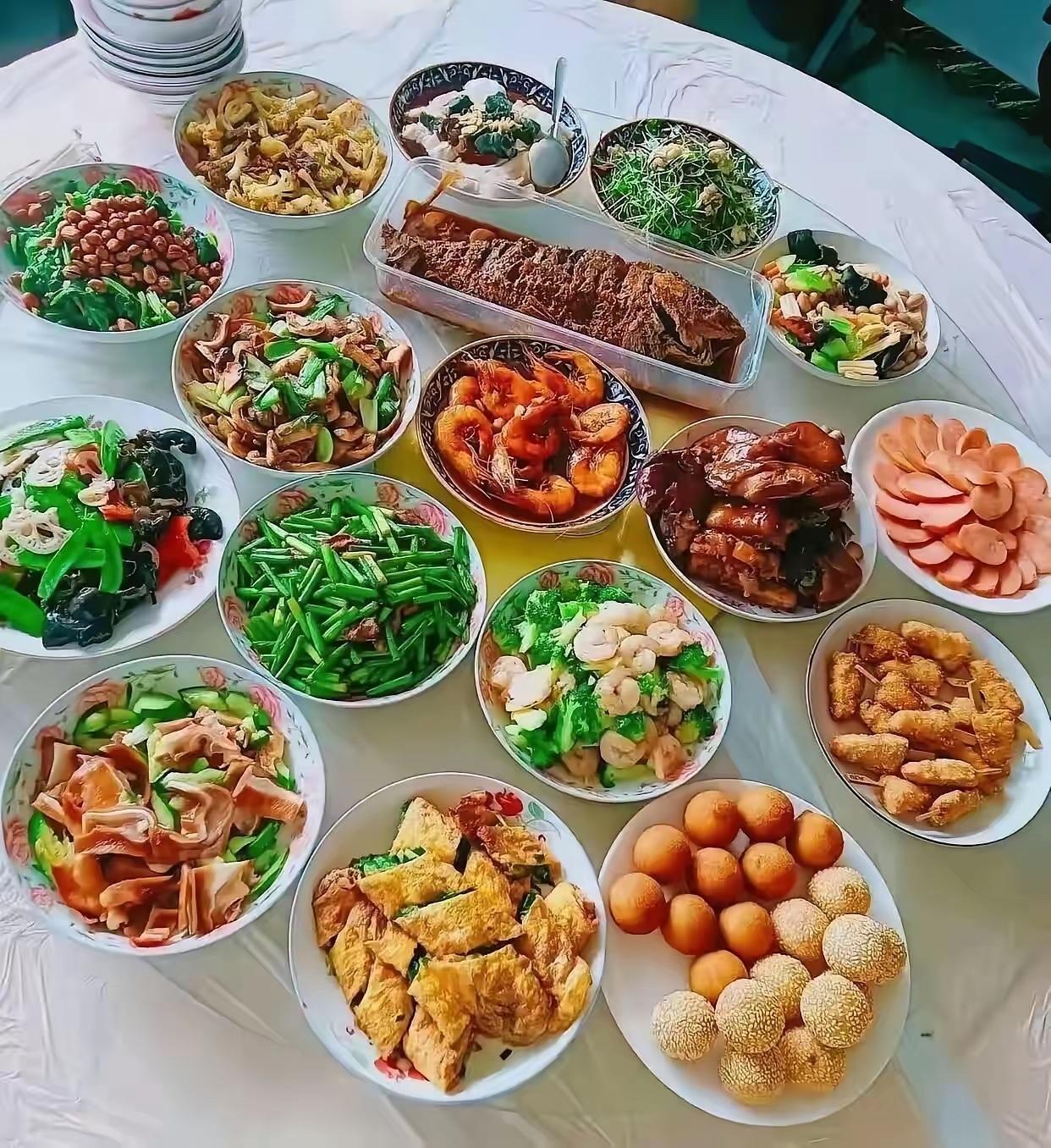 秋日生活打卡季这一大桌子怎么样？周末去朋友家玩，朋友做的，大家看看手艺怎么样？