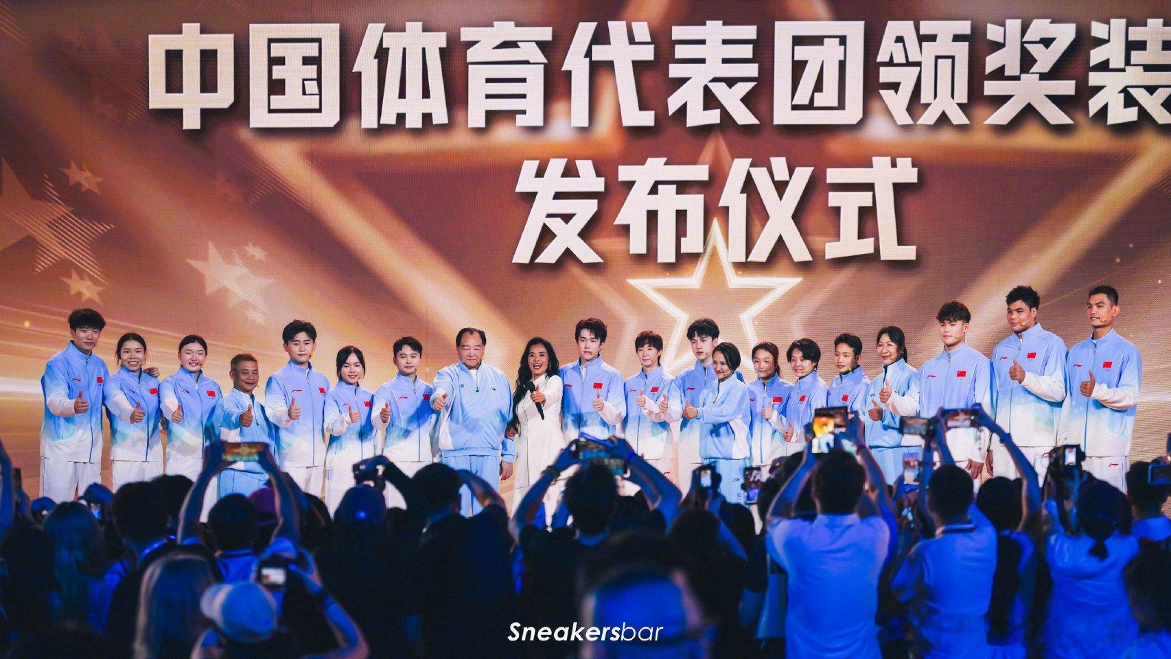 韦唯和王楚钦王曼昱同唱亚洲雄风在名古屋亚运会代表团领奖装备发布仪式上，韦唯携手王