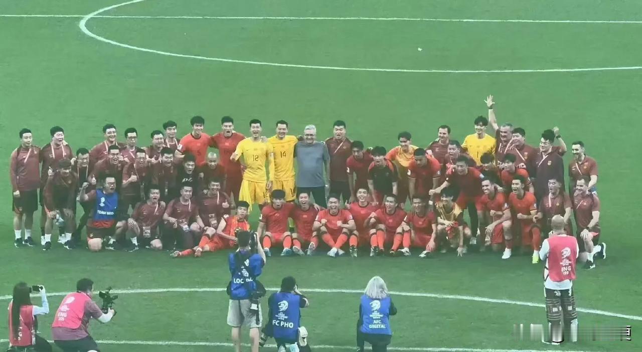 纳闷了！国足结束18强赛这张大合影，为何还能笑得如此灿烂[震惊]

北京时间6月
