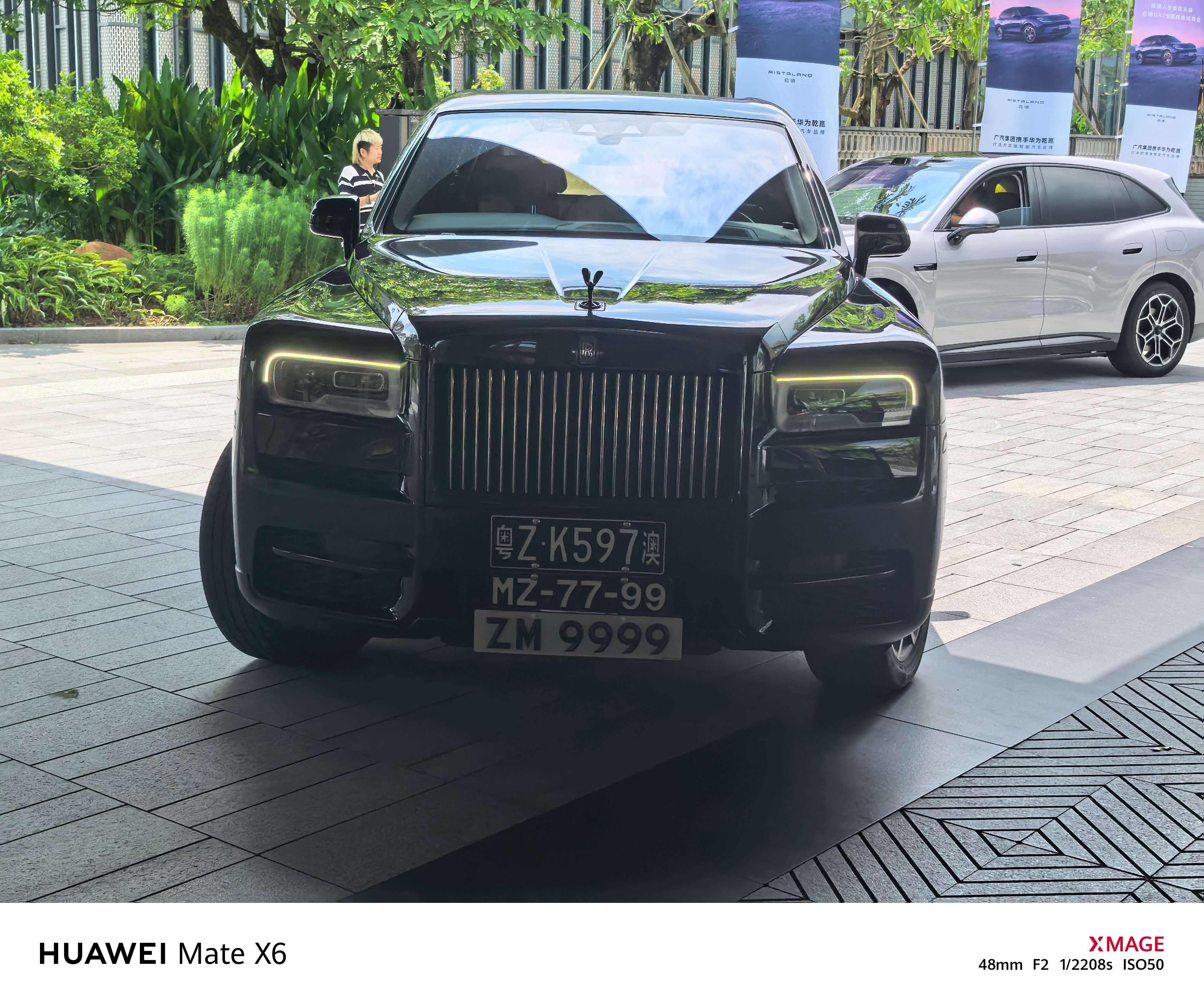 看了一眼车，哦，库里南看了一眼车牌，BGM就来了——误～闯天家… ​​​