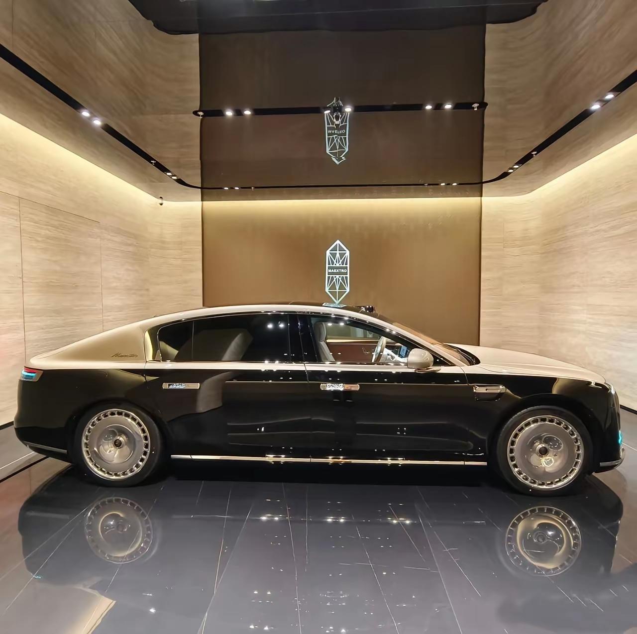 尊界S800“抄袭”迈巴赫？这大概是最没水平的碰瓷了。

说白了，就因为它有双拼