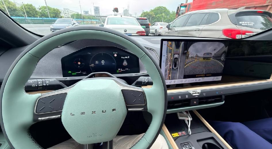 新款ES300h试乘试驾感受
直接说核心结论
1.底盘整体调教明显更偏紧致运动。